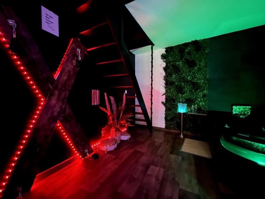 Red Love-Room / Balneo & Plus ! Souppes-sur-Loing エクステリア 写真
