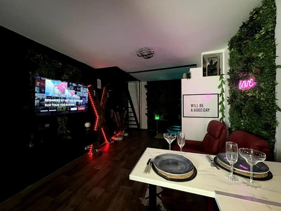 Red Love-Room / Balneo & Plus ! Souppes-sur-Loing エクステリア 写真