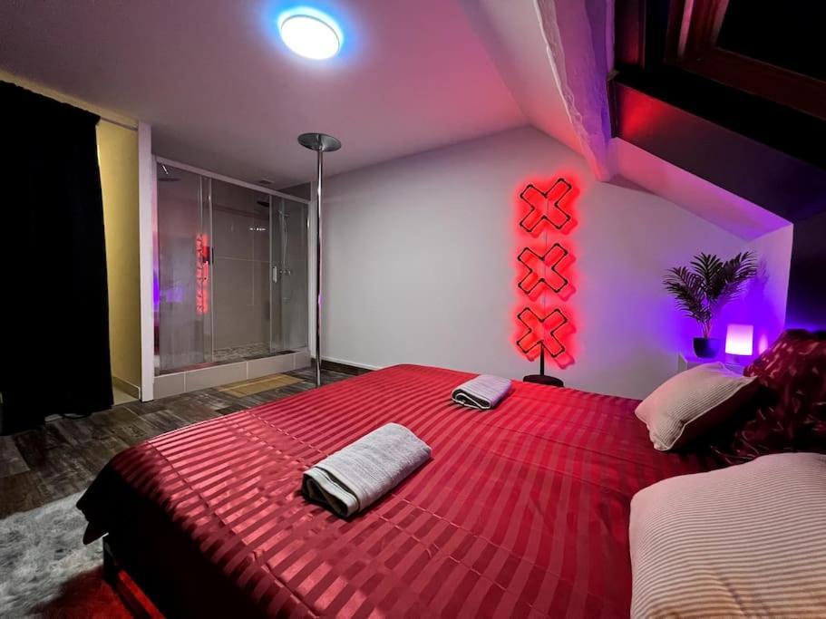 Red Love-Room / Balneo & Plus ! Souppes-sur-Loing エクステリア 写真